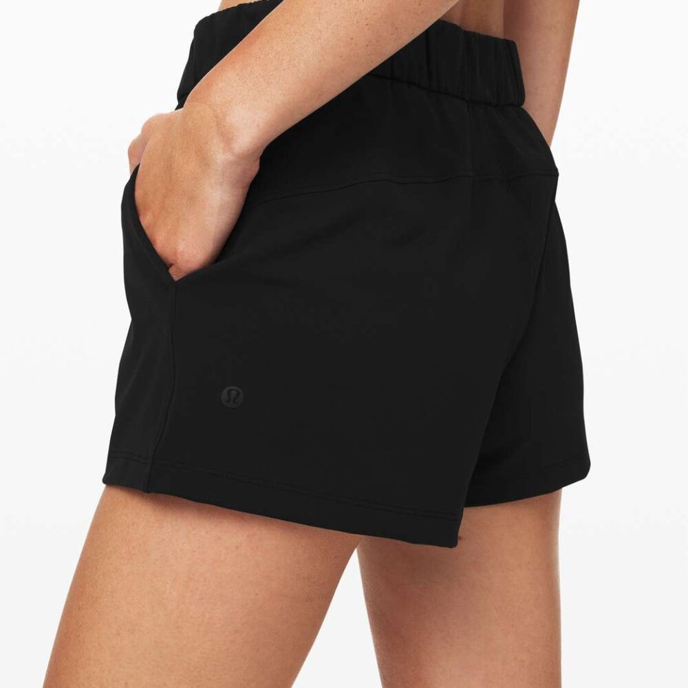 Lululemon On The Fly Shorts 2.5" Women 6 Black Casual Travel Gym Athleisure
